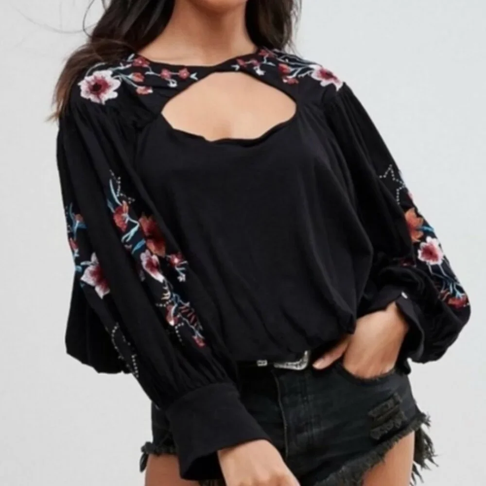FREE PEOPLE Black Floral Embroidered Keyhole Ballin Sleeve Boho Top EUC sz M